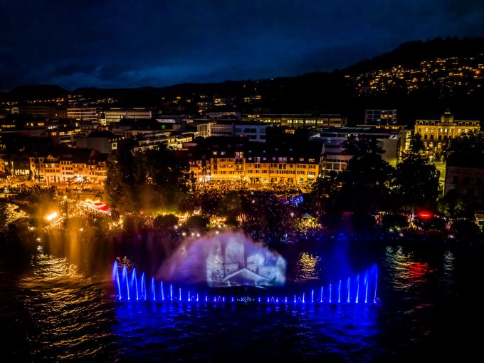 Mit sogenannten Hydroscreens wird die Leinwand aus Wasser bespielt. Zuger Seefest