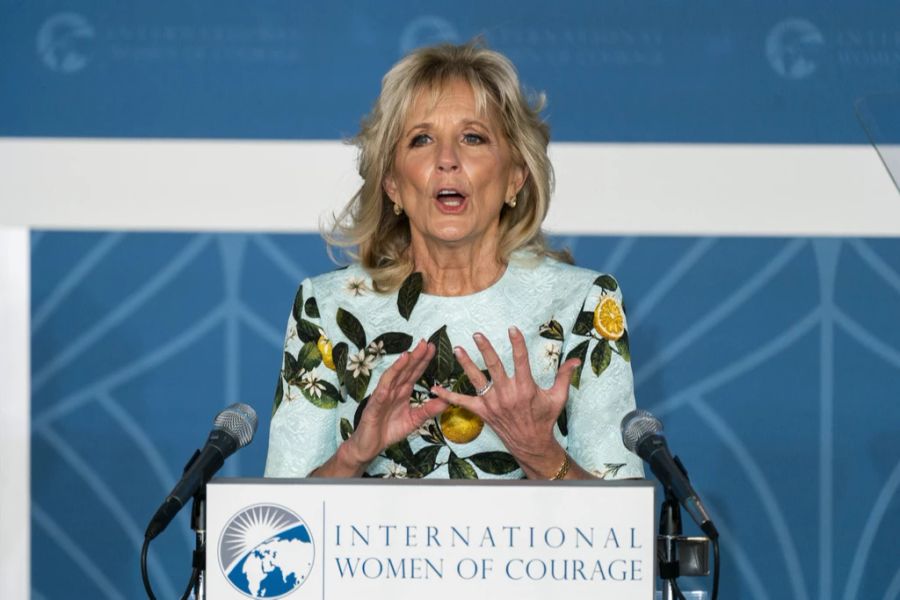 Jill Biden trug einen Tag nach dem Oprah-Interview ein ähnliches Kleid wie Meghan.