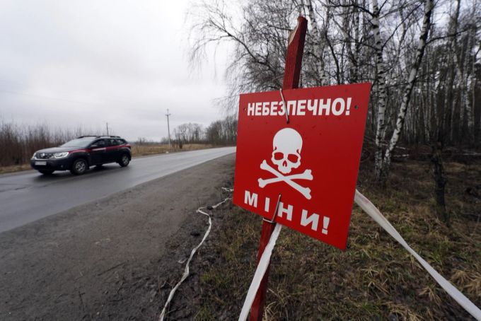 Ein Schild macht auf Minen rund um ein befreites Dorf in der Ukraine aufmerksam, März 2023. Ukraine-Krieg Minen Gegenoffensive