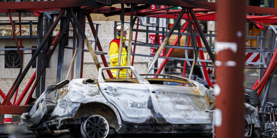 Der Baukran in der Nähe des Bahnhofs von La Chaux-de-Fonds stürzte wegen des Sturms am Montag auf einen Parkplatz. Dabei wurde ein 50-jähriger Mann in seinem Auto zerquetscht.