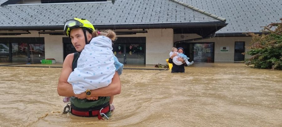 Die Feuerwehr Menges habe viele Hilfe-Anrufe erhalten.