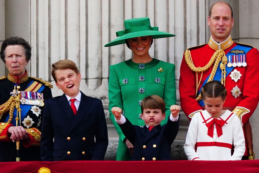 Prinzessin Anne (links nach rechts), Prinz George, Prinzessin Kate, Prinz Louis, Prinz William und Prinzessin Charlotte stehen auf dem Balkon des Buckingham Palastes.