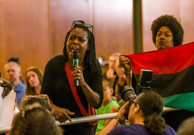 Tiana Batiste Waddell empört sich über die Tötung eines Afroamerikaners durch Schüsse eines weissen Polizisten. k