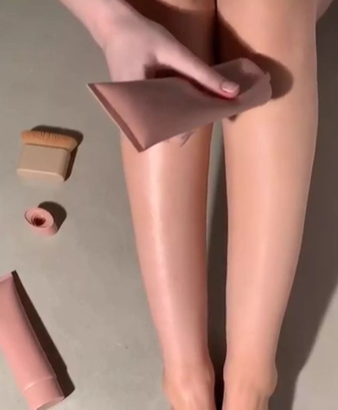 Die neue Körper-Schminke von Kim Kardashian soll für strahlende Beine sorgen. Kim Kardashian