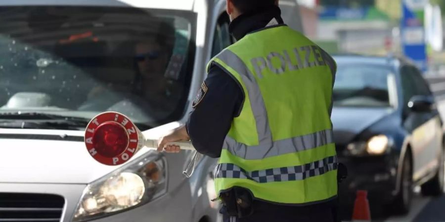 Österreichische Polizisten kontrollieren Fahrzeuge am Brennerpass. Foto: Angelika Warmuth