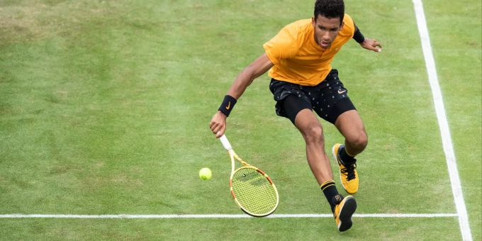 Félix Auger-Aliassime im Einsatz gegen Dustin Brown am ATP-Turnier in Stuttgart, wo er den Final erreichte. Félix Auger-Aliassime