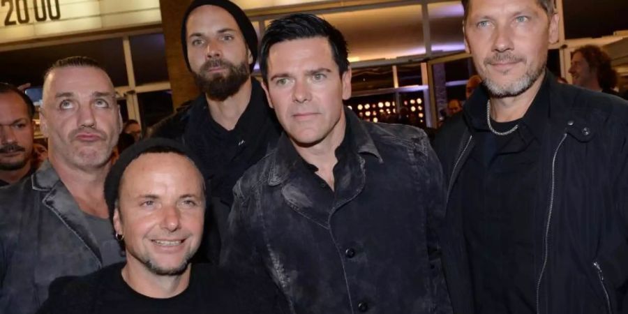 Der Sänger Till Lindemann (l-r), Gitarrist Paul H. Landers, Gitarrist Richard Kruspe, Bassist Oliver Riedel und Schlagzeuger Christoph Schneider: Rammstein tritt im ausverkauften Olympiastadion auf. Foto: Britta Pedersen/dpa-Zentralbild