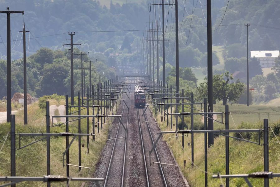 Der Güterverkehr via Schiene verliert rund zwei Prozent seiner Marktanteile zugunsten der Strasse. (Symbolbild)