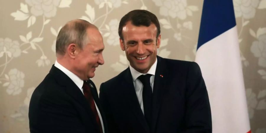 Wladimir Putin (l.) und Emmanuel Macron