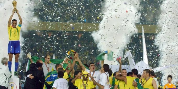 Höhepunkt seiner Karriere: Cafu stemmt den Weltmeisterpokal in die Höhe. cafu