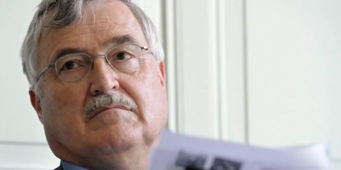 Albert A, Stahel ist Dozent für Strategische Studien und Oberstleutnant a.D. der Fliegetruppen. Albert A, Stahel