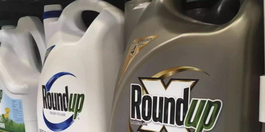 Behälter mit Roundup, einem Unkrautvernichter von Monsanto, stehen in einem Regal in einem Baumarkt. Foto: Haven Daley/AP