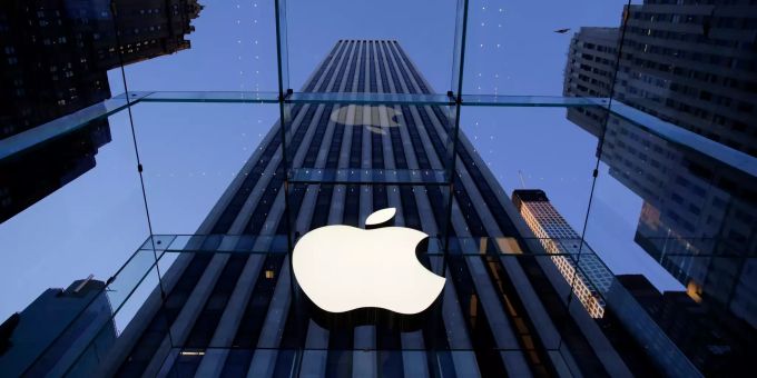 Das Logo von Apple hängt an dem Laden des Elektronikkonzerns in der Fith Avenue in New York. Apple