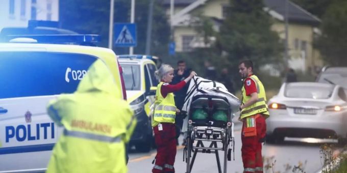 Rettungssanitäter treffen am Einsatzort ein. Foto: Terje Pedersen Rettungssanitäter treffen am Einsatzort ein. Foto: Terje Pedersen