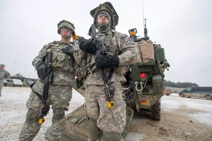 US-Soldaten stehen auf einem Truppenübungsplatz vor einem Stryker-Panzer in Deutschland. US Soldaten in Deutschland