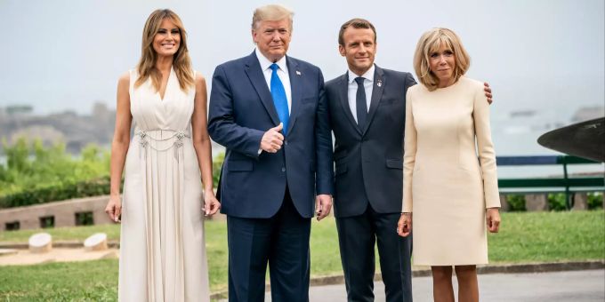 Emmanuel Macron (2.v.r), Präsident von Frankreich, steht neben seiner Frau Brigitte (r) sowie Donald Trump, Präsident der USA, und dessen Frau Melania bei der Begrüssung am Leuchtturm in Biarritz. G7-Gipfel in Frankreich