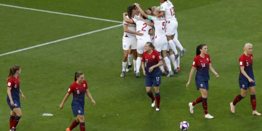 Englands Spielerinnen feiern das 1:0 gegen Norwegen. Foto: Michel Euler/AP