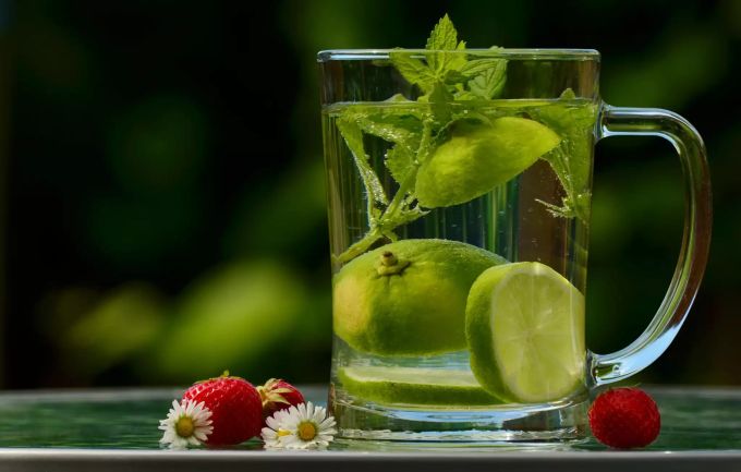 Bei Grippe gilt gerade im Sommer: Viel trinken. Grippe Trinken Tee Wasser