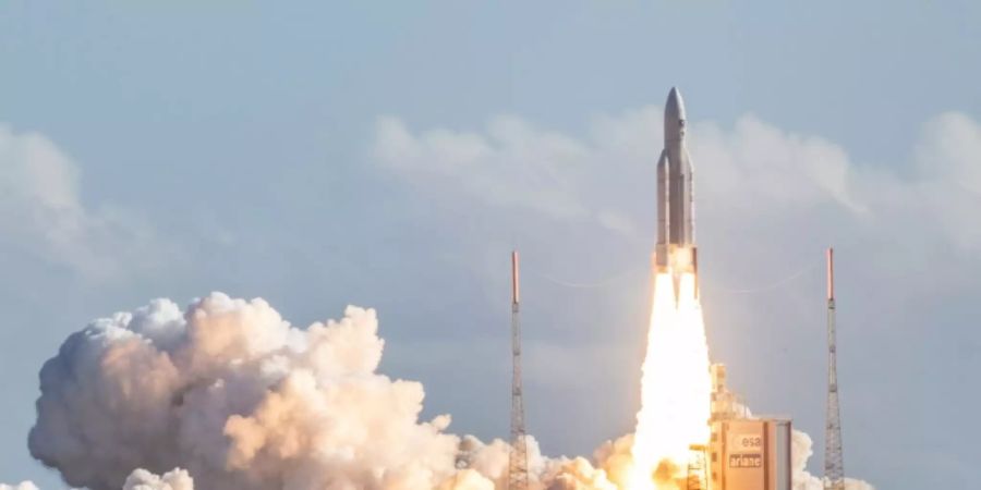 Start einer Ariane-Rakete mit vier Satelliten