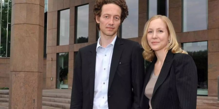 Beide im GefängnisL: Lars und Meike Schlecker, Kinder des Ex-Drogeriemarktkönig Anton Schlecker, vor der damaligen Unternehmenszentrale der Schlecker-Kette. Foto: Stefan Puchner