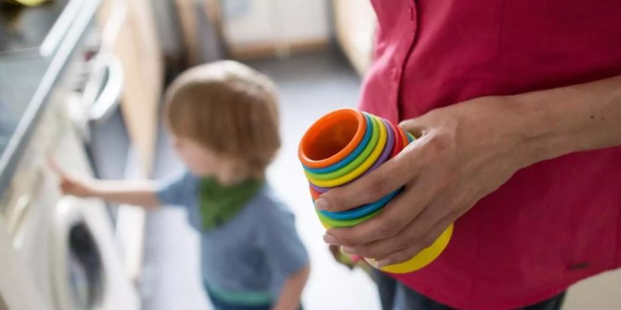 In vielen Familien gibt es immer noch eine klassische Rollenverteilung: Mutter geht in Teilzeit und kümmert sich um Haushalt und Kinder. Foto: Marcel Kusch