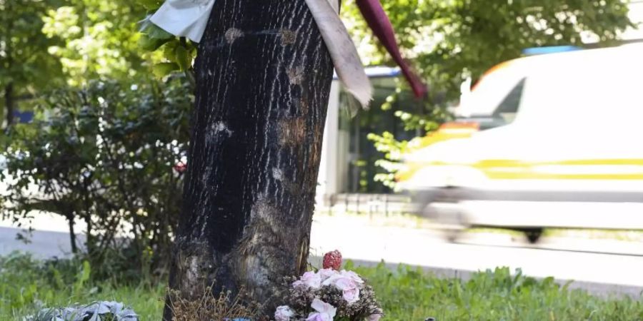 Blumen an der Unfallstelle in Stuttgart, an der zwei Menschen ihr Leben verloren. Foto: Edith Geuppert