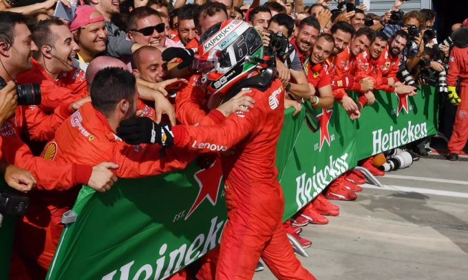 Grenzenloser Jubel in Rot: Ferrari feiert den Monza-Triumph von Charles Leclerc. Ferrari Charles Leclerc