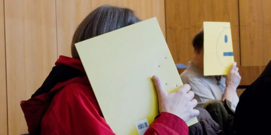 Das angeklagte Ehepaar im Gerich