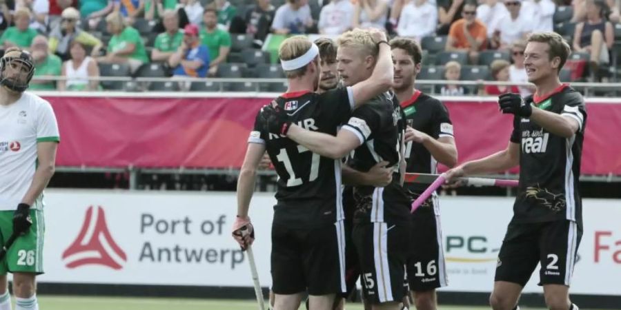 Die deutschen Hockey-Herren feiern den Sieg gegen Irland. Foto: Virginia Mayo/AP