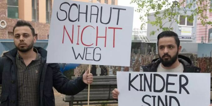 Demonstranten fordern vor dem Auswärtigen Amt in Berlin die Rückführung der Kinder von IS-Kämpfern aus Syrien. Foto: Paul Zinken Demonstranten fordern vor dem Auswärtigen Amt in Berlin die Rückführung der Kinder von IS-Kämpfern aus Syrien. Foto: Paul Zinken