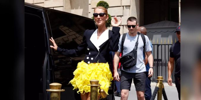Ob das wirklich zusammenpasst? Céline Dion zeigt sich am Sonntag in Paris mit einem gelben Flauschi-Rock. Obenherum trägt die Sängerin einen dunklen Blazer. Céline Dion