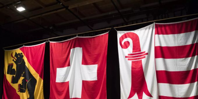 Fahnen des Kantons Bern, der Schweiz und des Kantons Jura. Bern