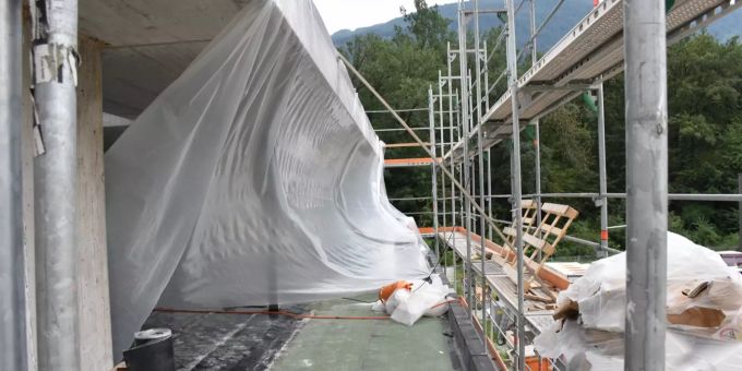 Arbeiter verletzt sich bei Sturz von Rohbau Arbeiter verletzt sich bei Sturz von Rohbau