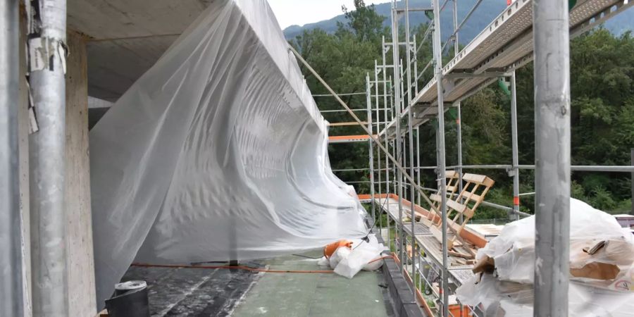 Arbeiter verletzt sich bei Sturz von Rohbau