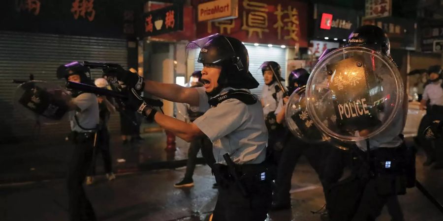 Am Wochenende eskalierte die Situation in Hongkong. Erstmals seit Beginn der Massenprotesten gab die Polizei einen Schuss ab.