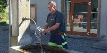 Trinkwasserprobe am öffentlichen Laufbrunnen.