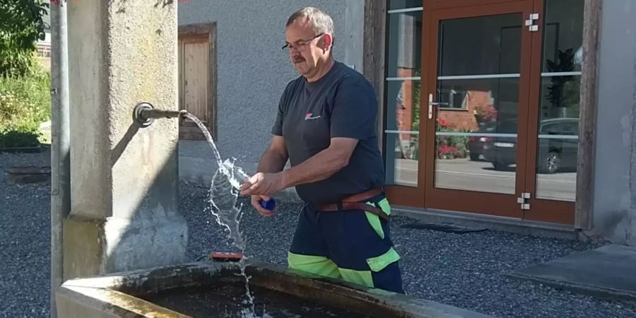 Trinkwasserprobe am öffentlichen Laufbrunnen.