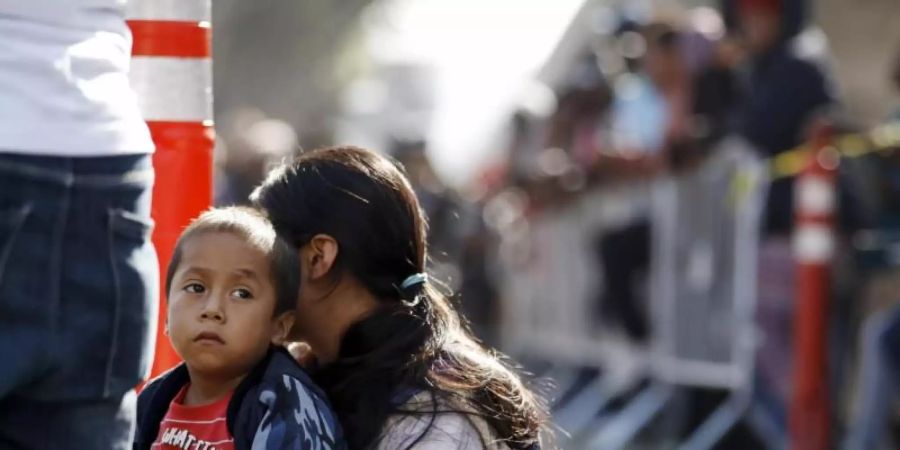 Eine Frau und ihr Sohn in der Grenzstadt Tijuana. Foto: Gregory Bull/AP