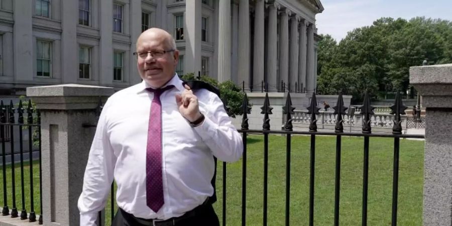 Bundeswirtschaftsminister Peter Altmaier (CDU) steht nach einem Treffen mit US-Finanzminister Mnuchin vor dem US-Finanzministerium. Foto: Andreas Hoenig