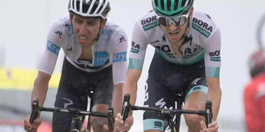 Buchmann (r) liegt in der Gesamtwertung auf Rang sechs, sein Rückstand auf Alaphilippe beträgt 2:14 Minuten. Foto: Yorick Jansens/BELGA