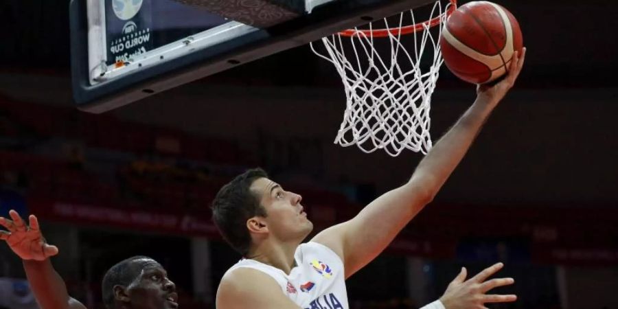 Bester serbischer Werfer gegen Puerto Rico: Nemanja Bjelica (r). Foto: Andy Wong/AP