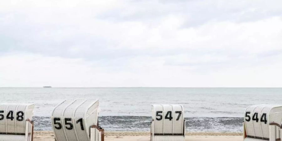 Der Herbst kommt in diesem Jahr früh: Ein Blick auf die unbenutzten Strandkörbe am Strand von Hooksiel. Foto: Mohssen Assanimoghaddam