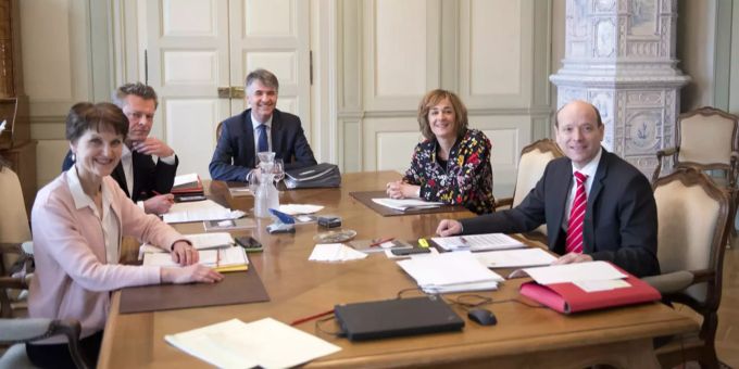 Offizieller Fototermin der neu zusammengesetzten Berner Stadtregierung am 25. Januar 2017 mit v.l.n.r. Franziska Teuscher (Grüne), Reto Nause (CVP), Alec von Graffenried (Grüne), Ursula Wyss (SP) und Michael Aebersold (SP). Gemeinderat Bern