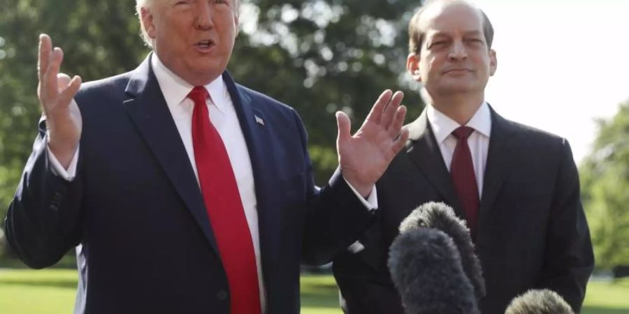 Donald Trump (l) hat den Rücktritt von Alex Acosta (r) in dessen Beisein bekanntgegeben. Foto: Andrew Harnik/AP