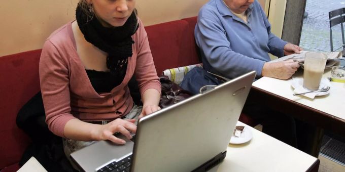Eine Frau sitzt am Laptop. onlinemedien
