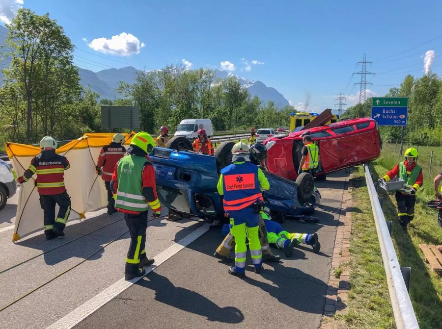 Die Polizei arbeitet teilweise sogar schon mit Sichtschutz, um Gaffern den Anblick zu erschweren. (Archivbild)