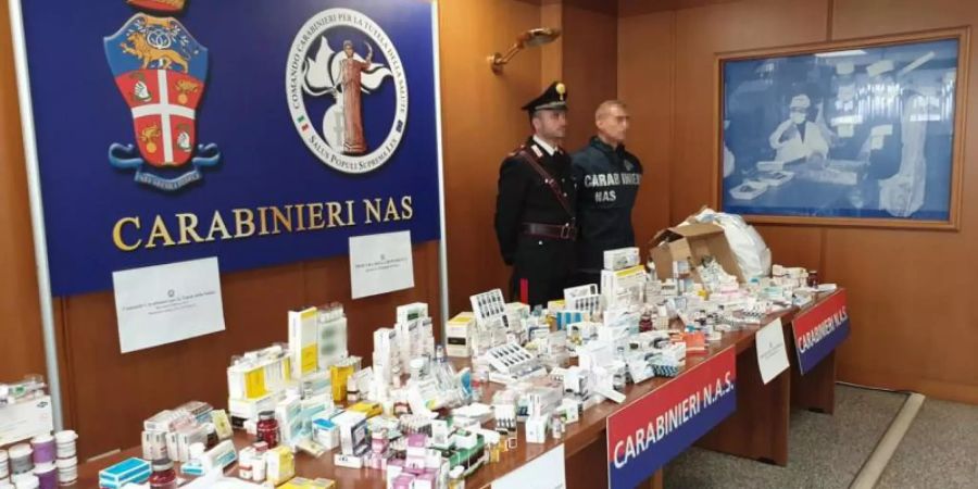 Italienische Carabinieri präsentieren beschlagnahmte Dopingmittel. Foto: Ufficio Stampa Comando Generale Carabinieri/dpa