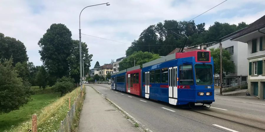 Gemeinde Muri-Gümligen – Das berühmte «Blaue Bähnli» fährt auf der Thunstrasse in Muri Richtung Worb.