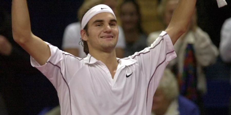 38. Erster Sieg gegen Lleyton Hewitt an den Swiss Indoors Basel 2000 – Dreimal verliert Roger Federer zu Beginn seiner Karriere gegen die spätere Weltnummer 1, Lleyton Hewitt. Bei den Swiss Indoors in Basel kann er den wilden Australier im Halbfinal endlich einmal bezwingen. In einem knappen Dreisätzer und einem 8:6 im Tiebreak des letzten Durchgangs ringt er Hewitt nieder.