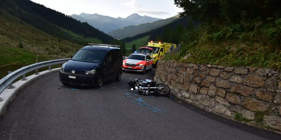 Eine Kollision zwischen einem Auto und einem Motorrad.